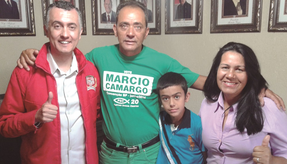 foto: Presidente da Acaapesp Alan Montoro, o vereador eleito Paulo Marrom com seu filho Luiz Inácio e a esposa Miriam.